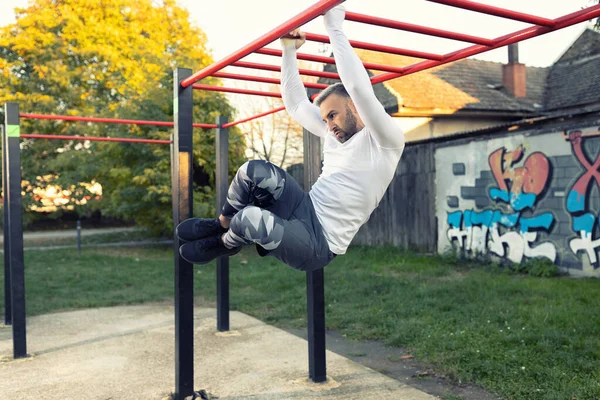 Schöner Junger Mann Der Seinen Bauch Trainiert Während Der Waagerechten — Stockfoto