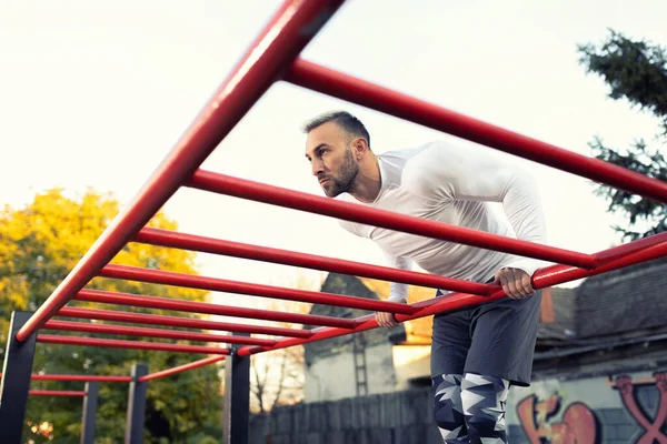 Jovem Homem Muscular Posição Mergulho Acima Escada Horizontal Livre Conceito — Fotografia de Stock