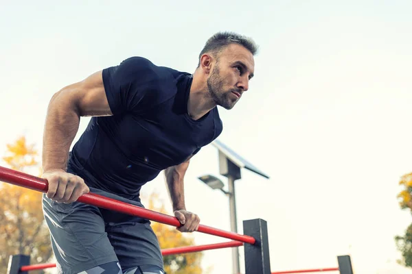 Homem Muscular Trabalhando Fora Usando Apenas Bar Fora Conceito Treino — Fotografia de Stock