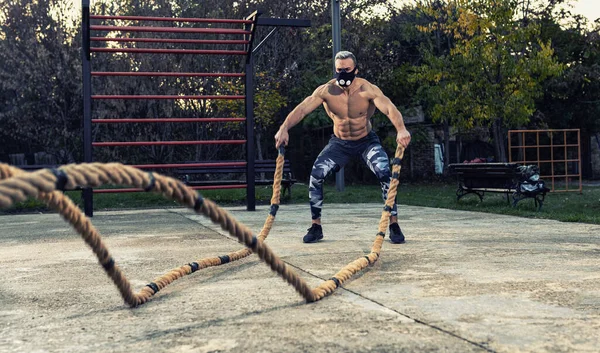 Déchiré Beau Gars Travailler Avec Des Cordes Combat Tout Portant — Photo