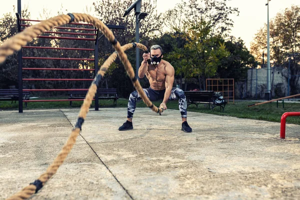 Ejercicio Entrenamiento Cuerdas Batalla Para Resistencia Muscular Que Está Haciendo —  Fotos de Stock