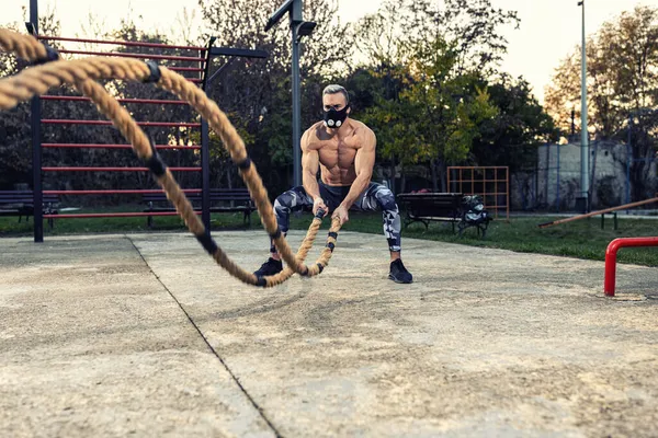 Rapaz Rasgado Usando Uma Máscara Fitness Fazendo Cardio Com Cordas — Fotografia de Stock