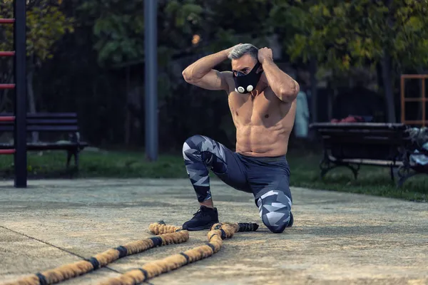 Homem Jovem Musculoso Sem Camisa Trabalhando Fora Usando Corda Batalha — Fotografia de Stock