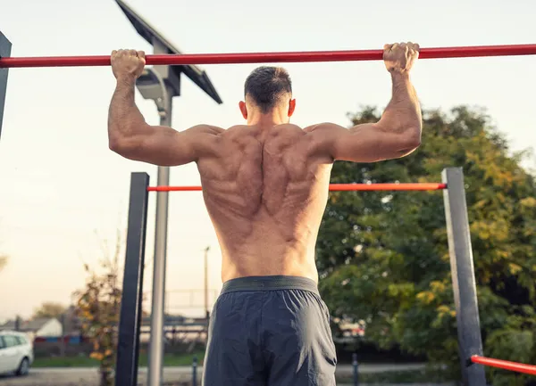 Jeune Homme Avec Des Muscles Dos Forts Faisant Tirer Vers — Photo