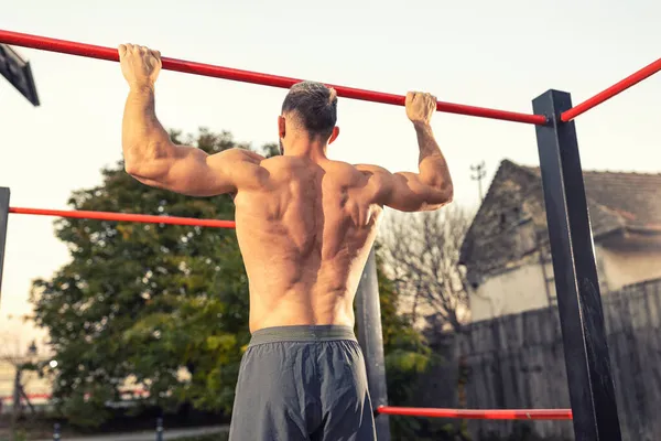 Nahaufnahme Junger Muskulöser Männer Oberkörper Während Klimmzüge Macht Die Von — Stockfoto
