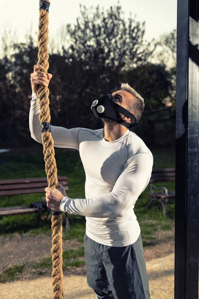 Jeune Homme Fort Beau Avec Masque Fitness Debout Côté Une — Photo