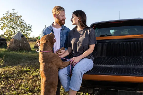 Pasangan Muda Yang Jatuh Cinta Dan Teman Anjing Mereka Yang — Stok Foto