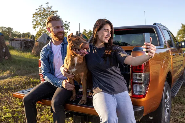 Ini Adalah Waktu Selfie Untuk Pasangan Muda Ini Dan Anjing — Stok Foto