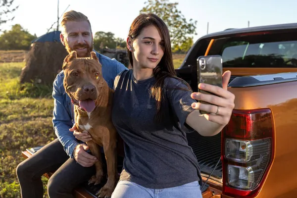 Ini Adalah Waktu Selfie Untuk Pasangan Muda Ini Dan Anjing — Stok Foto