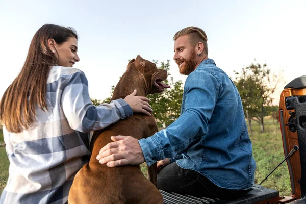 Gambar Pasangan Muda Memiliki Waktu Yang Tepat Bersama Dengan Anjing — Stok Foto