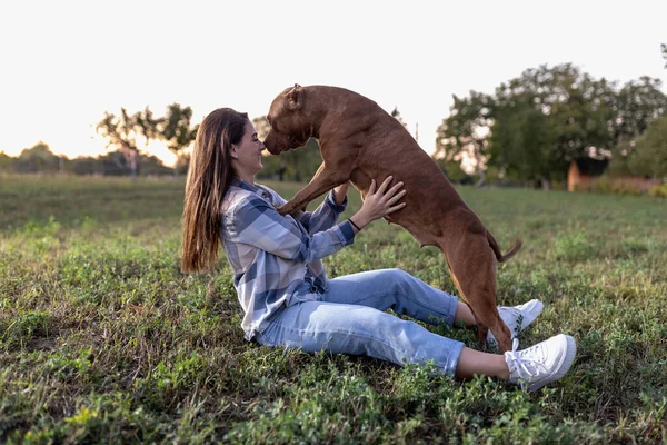 Genç Bir Kadınla Evcil Köpeği Arasındaki Güven Sadakat Kırsal Alanda — Stok fotoğraf