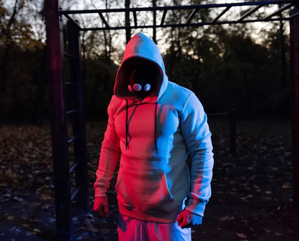 Pria Berotot Yang Kuat Mengenakan Topeng Kebugaran Dan Hoodie Berdiri — Stok Foto