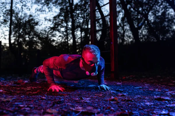 Atlet Berpengalaman Mengenakan Masker Simulasi Ketinggian Tinggi Melakukan Push Taman — Stok Foto