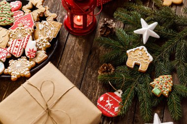 Noel, Yeni Yıl dekorasyon kurabiyeleri ve bisküviler ahşap arka planda, kozalaklı ağaç dalları, bayram konsepti