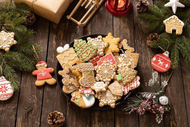 Kışın Noel temalı kurabiyeler Noel Baba, kar tanesi, Noel çorabı, Noel ağacı, karlı ev, soğuk havayı ve sıcak ev kavramını simgeleyen kurabiyelerle dolu tabaklar.