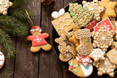 Noel Baba zencefilli kurabiye adam bir tabak dolusu kış tatilini izliyor şeker kaplı Noel kurabiyeleri geleneksel temaları ve nedenleri temsil ediyor, lezzetli kurabiyeler konsepti