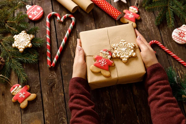 Menutup Tangan Wanita Memegang Hadiah Natal Atas Meja Kayu Yang — Stok Foto