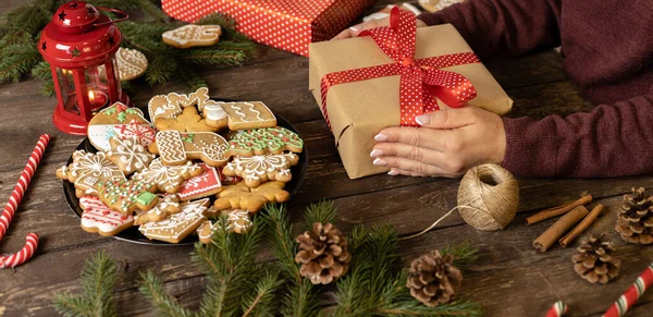 Mesa Lindamente Arranjada Motivos Natal Ano Novo Biscoitos Biscoitos Tradicionalmente — Fotografia de Stock