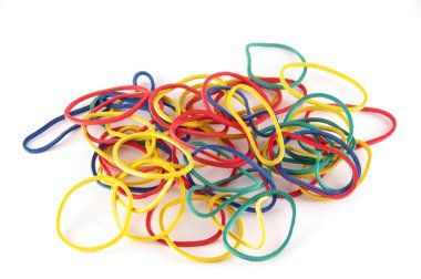 Beyaz arkaplanda izole edilmiş renkli lastik bantlar