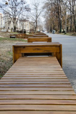 boş ahşap banklar parkta