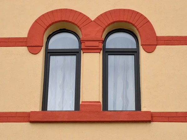 Två fönster vägg med rött och gult. — Stockfoto