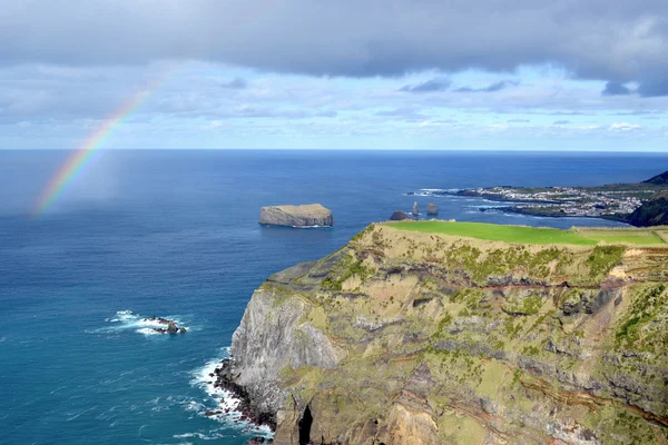 Azores, Sao Miguel, Mosteiros, la costa occidental de la isla en los acantilados del mar, arco iris —  Fotos de Stock