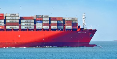 Konteynır gemisi kargoyla dolu, yakın çekim görüntüsü, Panama Kanalı, Panama, Panama, Panama 'da bir kürek tahtasındaki insanlar.