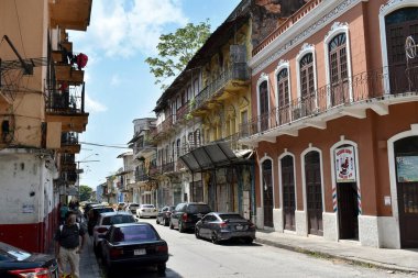 Panama şehrinin eski kısmındaki tarihi merkezin yakınındaki cadde harap olmuş evler.
