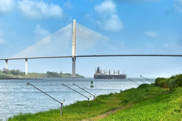 Recipiente Com Rebocador Canal Panamá Ponte Atlântica Direção Cruzeiro Oceano — Fotografia de Stock