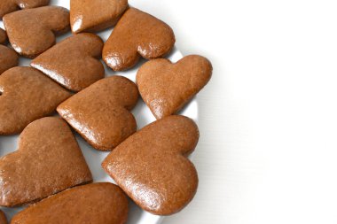 Zencefilli kekler yan yana dizildiğinde Sevgililer Günü için tebrik kartı olarak kullanılabilir.