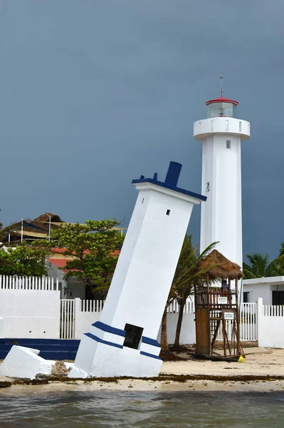 Γείρε Φάρο Faro Inclinado Στο Puerto Morelos Στην Ξύλινη Προβλήτα — Φωτογραφία Αρχείου