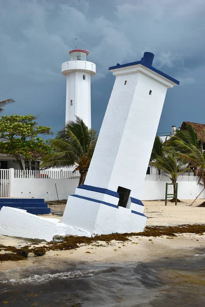 Γείρε Φάρο Faro Inclinado Στο Puerto Morelos Στην Ξύλινη Προβλήτα — Φωτογραφία Αρχείου