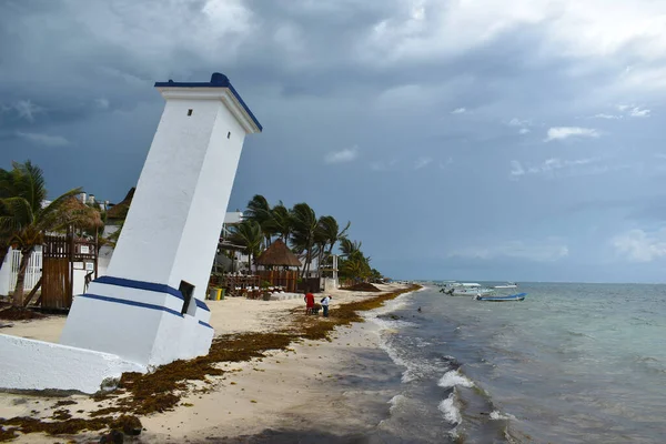 Γείρε Φάρο Faro Inclinado Στο Puerto Morelos Στην Ξύλινη Προβλήτα — Φωτογραφία Αρχείου