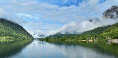 Grundlsee Gölü, çevresindeki dağların ve doğanın bulutlu manzarası, Doğu Alpleri, Styria, Avusturya, Avrupa 'daki Liezen bölgesi