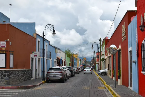 Puebla, Meksika yakınlarındaki Cholula 'da geleneksel renkli binalar