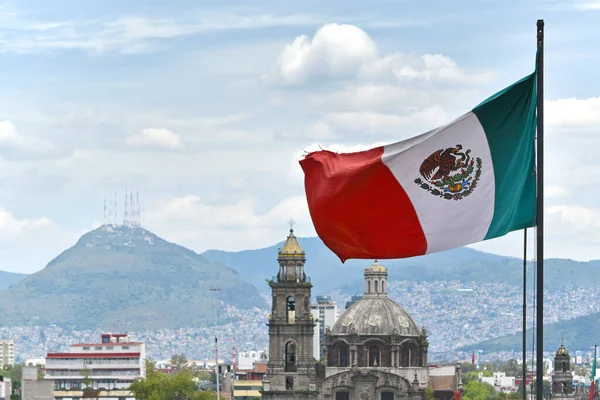 Μεξικανική Σημαία Κυματίζει Στον Άνεμο Κοντινό Πλάνο Κέντρο Της Πόλης Εικόνα Αρχείου