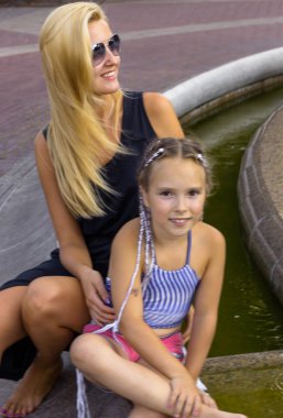 İki güzel genç kadın? heering güneş