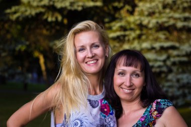 İki güzel genç kadın? heering güneş