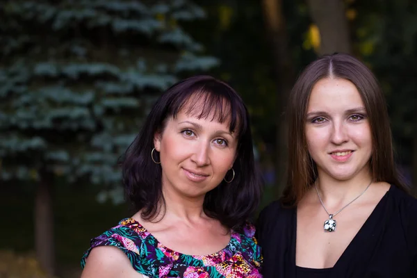 Zwei schöne junge Frauen, die Solarenergie nutzen — Stockfoto