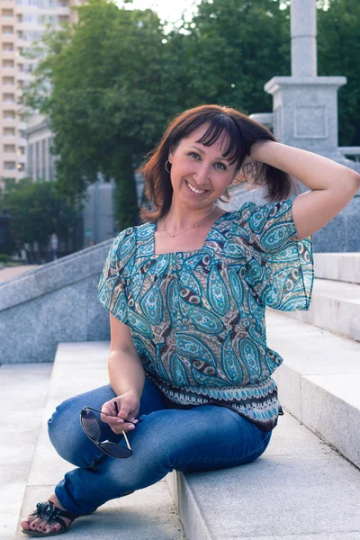 Girl on a park bench — Stock Photo, Image