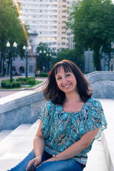 Girl on a park bench — Stock Photo, Image