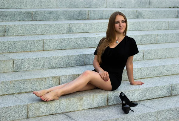 Girl on a park bench — Stock Photo, Image