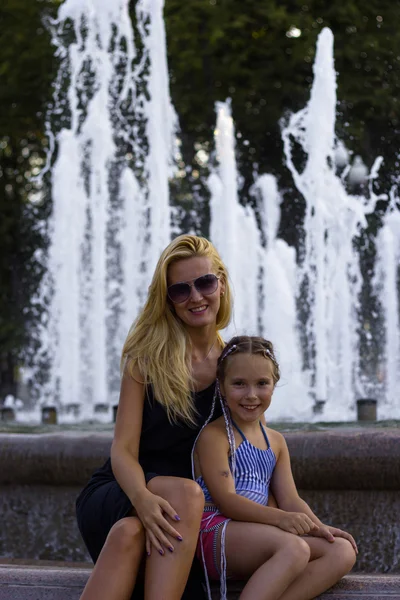 Familie aus Mutter und Tochter blickt auf den Brunnen — Stockfoto