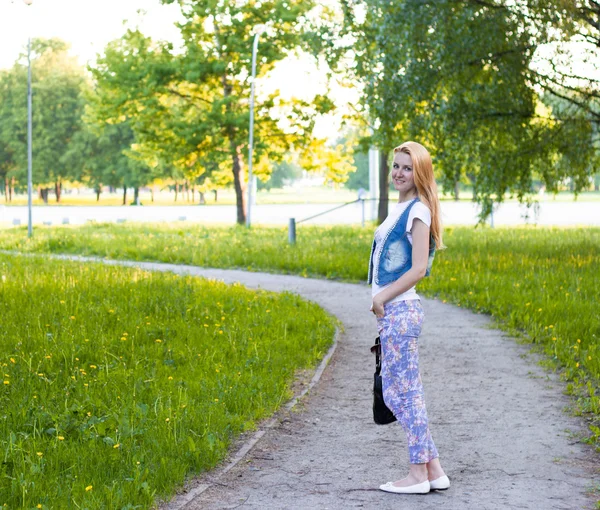 Glad tjej som går i stadsparken — Stockfoto