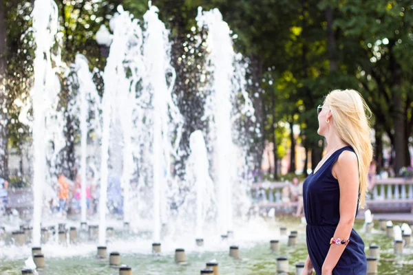 Attractive girl in city fountain — Stock Photo, Image