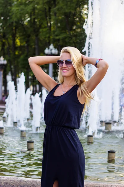 Aantrekkelijk meisje in stad fontein — Stockfoto