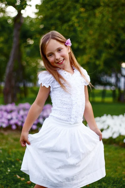 Schönes Mädchen in den Blumen — Stockfoto