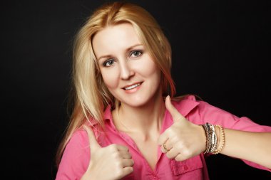 mavi gözleri ve uzun beyaz saç modeli kız portre sınıf eller gösterir. siyah bir arka plan üzerinde izole güzellik kadın