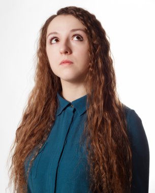 genç güzel kadın sürpriz görünmüyor. düşündüm. başında görüntüler vardır