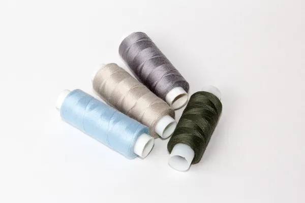 Multy kolorowe szpulki nici biały — Zdjęcie stockowe